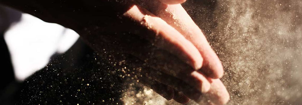 室内的灰尘一般来自于哪里？应如何防止室内灰尘堆积？